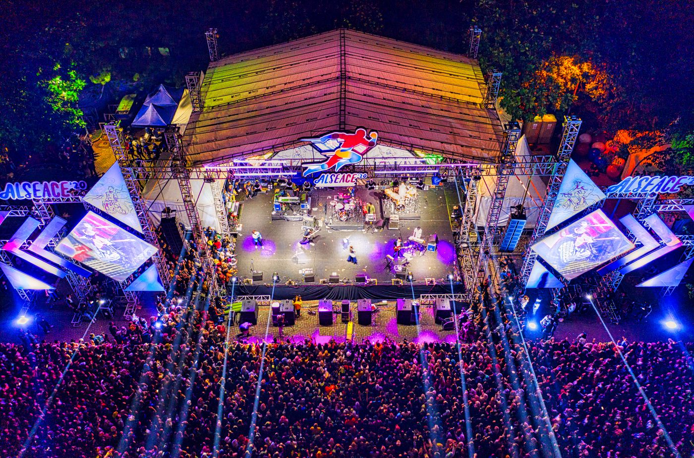 Vidéo aérienne par drone d'un concert et d'une fête en plein air