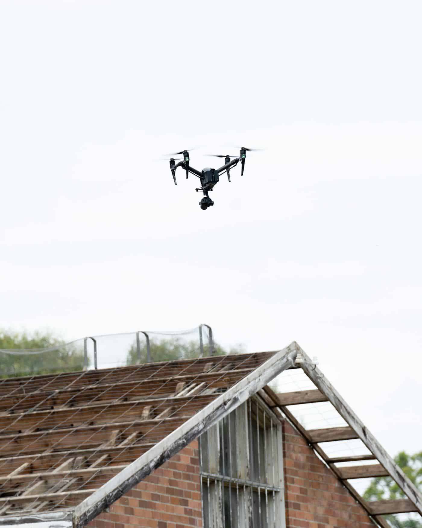 Inspection de toiture par drone : drone en vol au-dessus d'une toiture