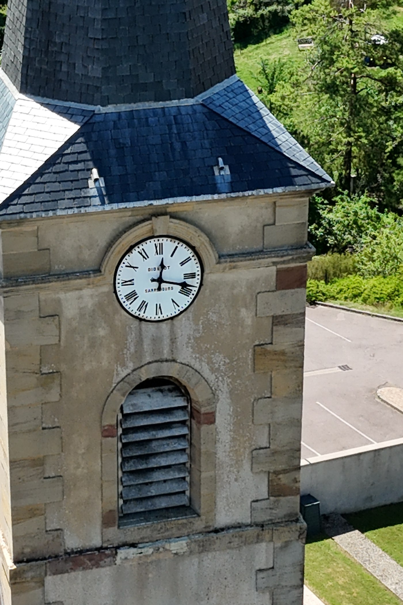 Clocher de l'église Saint-Martin de Lachambre dix-huit mois après le traitement par drone